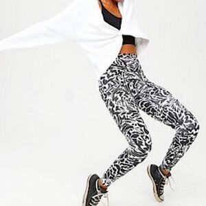 Aerie Offline High-Rise 7/8 Black White Abstract Animal Leggings Women’s Medium